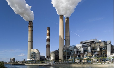 ¿Por qué se utilizan antiespumantes en la desulfuración de gases de combustión de centrales eléctricas?